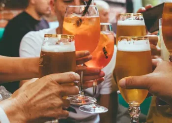 Rënie drastike: Britanikët po pijnë më pak alkool, këto janë arsyet