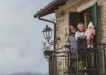 Italianët festojnë lindjen e foshnjës së parë të fshatit pas 30 vitesh