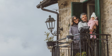 Italianët festojnë lindjen e foshnjës së parë të fshatit pas 30 vitesh