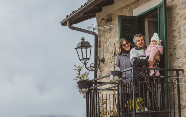 Italianët festojnë lindjen e foshnjës së parë të fshatit pas 30 vitesh