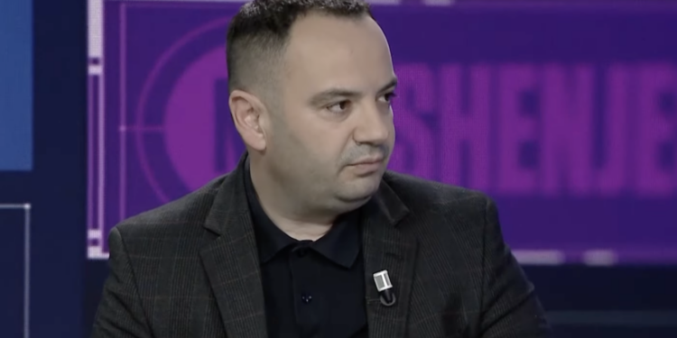 “AKSHI, asgjë para tij”, gazetari paralajmëron mega-skandalin me pronat pas digjitalizimit të Kadastrës