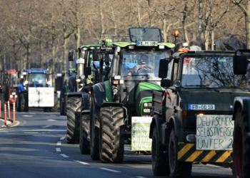 Fermerët gjermanë bllokojnë rrugët me traktorë, kundërshtojnë politikat e çmimeve të supermarketeve
