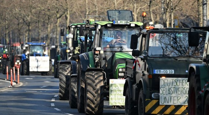 Fermerët gjermanë bllokojnë rrugët me traktorë, kundërshtojnë politikat e çmimeve të supermarketeve