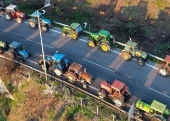 Fermerët grekë vazhdojnë me bllokimet e rrugëve, nxënësit e shkollave bojkotojnë mësimin në përkrahje të tyre