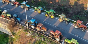 Fermerët  grekë vazhdojnë me bllokimet e rrugëve, nxënësit e shkollave bojkotojnë mësimin në përkrahje të tyre