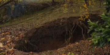 FOTOT/ Frikë mes banorëve, gropa karstike në Belsh po zgjerohet dhe thellohet