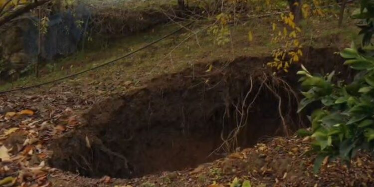 FOTOT/ Frikë mes banorëve, gropa karstike në Belsh po zgjerohet dhe thellohet