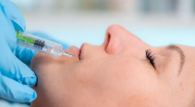 Ekspertët paralajmërojnë rreziqe nga injektimet estetike në fytyrë