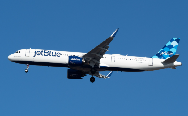 Incidenti në ajër, JetBlue shmang për pak përplasjen me avion ushtarak amerikan