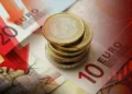 Euro merr për poshtë në prag të festave, sot shënoi rekordin e ri historik