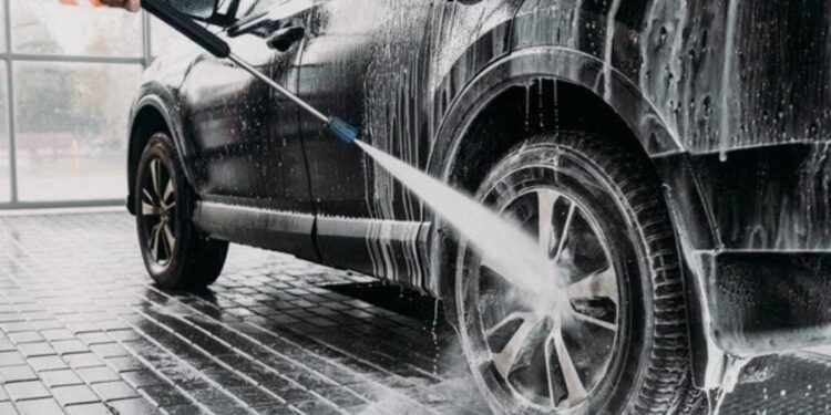 Bashkia Tiranë lëshon dorën, 200 mijë euro tender për të larë makinat. Kompania e lidhur me djalin e ish-deputetit Frrok Gjinit