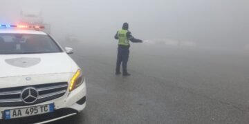 Mjegulla e dendur pushton Rrugën e Kombit, apel për kujdes të shtuar nga drejtuesit