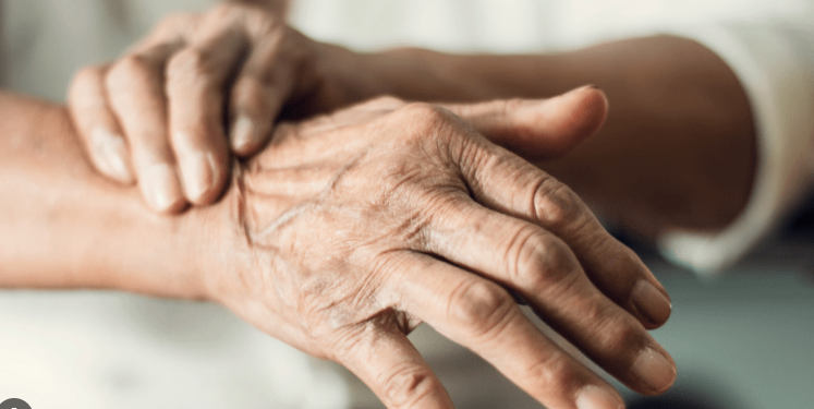 Parkinson, sëmundja që vjen nga uji? Zbulimet e reja ngrenë alarmin