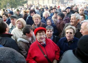 Radhë e gjatë pensionistësh për marrjen e bonusit të fundvitit