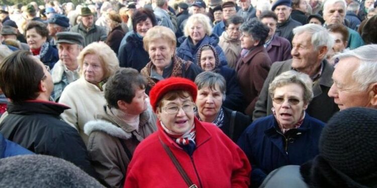 Radhë e gjatë pensionistësh për marrjen e bonusit të fundvitit