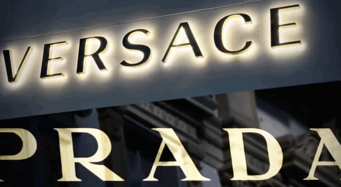 Marrëveshja historike, “Prada” blen rivalin “Versace”