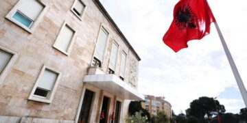 Qeveria vendos: E premtja ditë pushimi për administratën