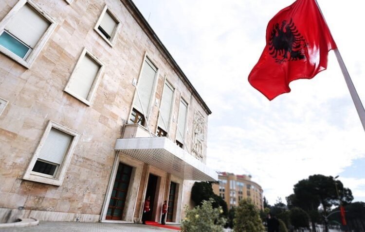 Qeveria vendos: E premtja ditë pushimi për administratën