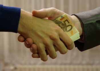 1 në 2 biznese në Shqipëri ka dhënë rryshfet te administrata publike, rritje e fortë në 2025