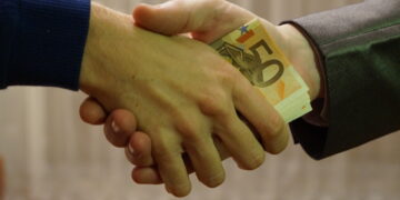 1 në 2 biznese në Shqipëri ka dhënë rryshfet te administrata publike, rritje e fortë në 2025