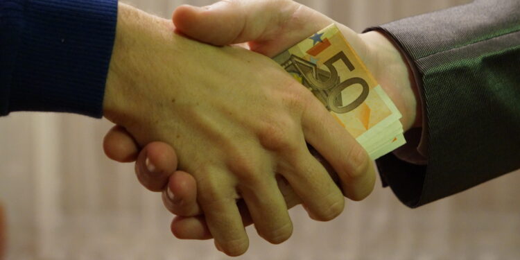 1 në 2 biznese në Shqipëri ka dhënë rryshfet te administrata publike, rritje e fortë në 2025