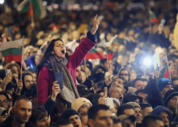 Njerëzit “derdhen lumë” në rrugë, qeveria bullgare tërhiqet nga buxheti i ri dhe propozimi për rritjen e taksave