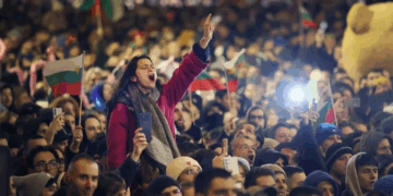 Njerëzit “derdhen lumë” në rrugë, qeveria bullgare tërhiqet nga buxheti i ri dhe propozimi për rritjen e taksave