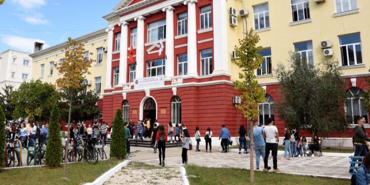 PËRMBYSJA/ Universitetet private po tërheqin studentët me mesataret më të larta