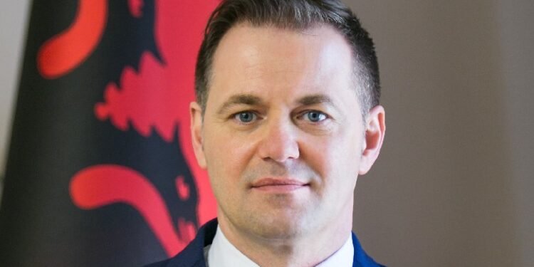 Lirohet nga detyra drejtori i përgjithshëm i Doganave Gent Gazheli, kush e zëvendëson