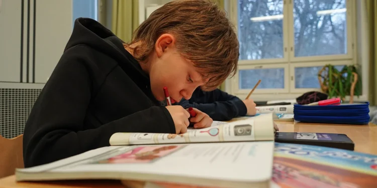 Finlanda fut edukimin për Inteligjencën Artificiale në shkolla, fëmijët mësojnë të dallojnë lajmet e rreme që në moshë të hershme