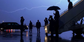 Avioni i Trump pëson defekt gjatë fluturimit