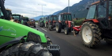 Njoftimi i rëndësishëm prek edhe emigrantët shqiptarë, policia greke: Planifikoni udhëtimin e kthimit, bllokime rrugësh nga fermerët