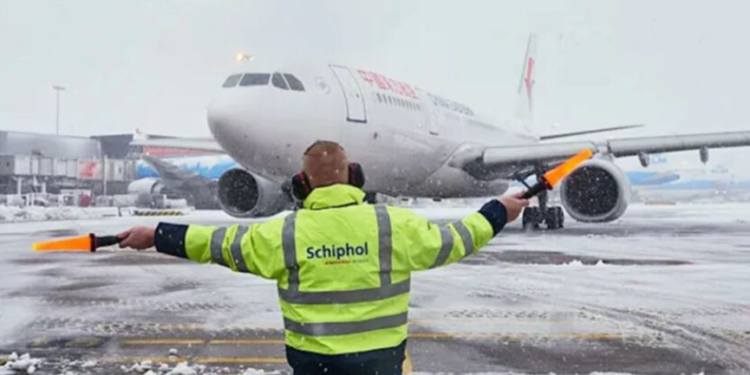 Aeroporti Schiphol në Amsterdam paralizohet nga bora, qindra fluturime të anuluara