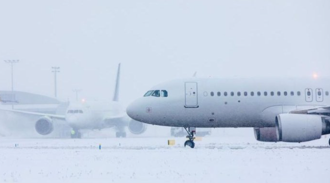 Europa në kaos, stuhitë e borës paralizojnë fluturimet në disa vende