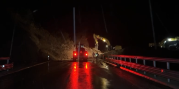 Rrëshqitje masive dherash, bllokohet aksi Qukës – Qafë Plloçë