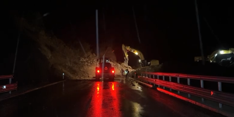 Rrëshqitje masive dherash, bllokohet aksi Qukës – Qafë Plloçë