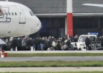 Kaosi me fluturimet e Wizz Air, pasagjerët e lënë rrugëve pushtojnë pistën e aeroportit të Brindisit: Policia në alarm, bllokohen FLUTURIMET