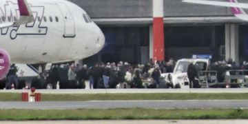 Kaosi me fluturimet e Wizz Air, pasagjerët e lënë rrugëve pushtojnë pistën e aeroportit të Brindisit: Policia në alarm, bllokohen FLUTURIMET