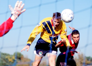 Pse sportistët që godasin topin me kokë kanë më shumë gjasa të vdesin nga Alzheimeri dhe Parkinsoni