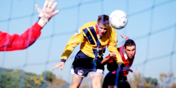 Pse sportistët që godasin topin me kokë kanë më shumë gjasa të vdesin nga Alzheimeri dhe Parkinsoni