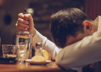 Pse alkooli nuk duhet ndërprerë menjëherë? Mjekët zbulojnë çfarë ndodh me trupin