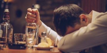 Pse alkooli nuk duhet ndërprerë menjëherë? Mjekët zbulojnë çfarë ndodh me trupin