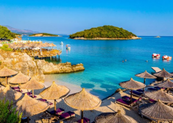 “Mirror”: Britanikët zgjedhin Ksamilin kundrejt pikave tradicionale turistike në Spanjë dhe Greqi