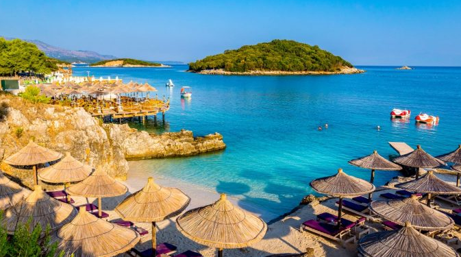 “Mirror”: Britanikët zgjedhin Ksamilin kundrejt pikave tradicionale turistike në Spanjë dhe Greqi