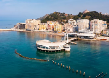 “Express”: Shqipëria e preferuara e britanikëve për plazhet e kristalta dhe çmimet e ulëta