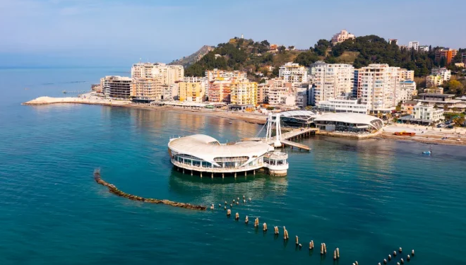 “Express”: Shqipëria e preferuara e britanikëve për plazhet e kristalta dhe çmimet e ulëta