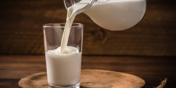 Në mbrëmje apo mëngjes? Kur duhet të pini qumësht