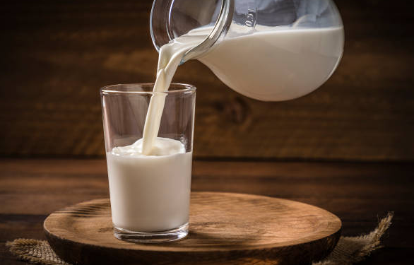 Në mbrëmje apo mëngjes? Kur duhet të pini qumësht