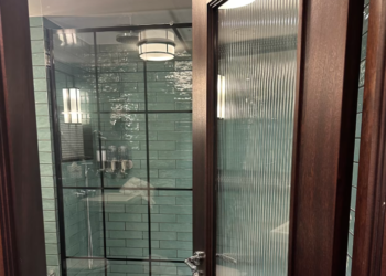 Tualeti pa derë, trendi i ri në hotele që po mërzit klientët