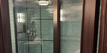 Tualeti pa derë, trendi i ri në hotele që po mërzit klientët